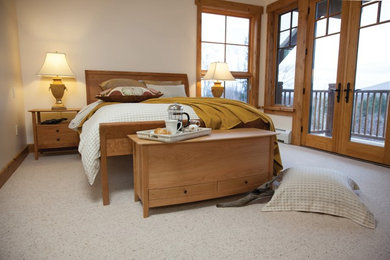 Foto de dormitorio principal rural extra grande sin chimenea con paredes beige y moqueta
