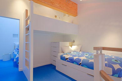 Diseño de dormitorio tipo loft contemporáneo pequeño con paredes blancas, moqueta y suelo azul