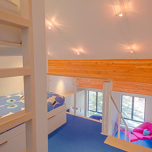 Ejemplo de dormitorio tipo loft, contemporáneo, pequeño, con paredes blancas, moqueta y suelo azul