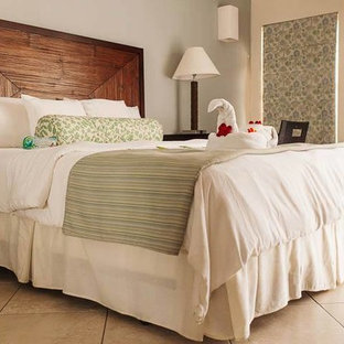 Modelo de habitación de invitados marinera, de tamaño medio, con paredes grises y suelo de travertino