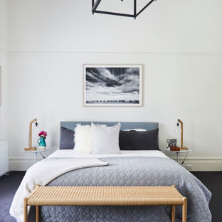 Modernes Schlafzimmer mit weißer Wandfarbe, Teppichboden und blauem Boden in Sonstige