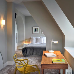 Mittelgroßes Modernes Schlafzimmer mit grauer Wandfarbe und Teppichboden in London