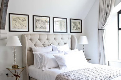 ロンドンにあるトランジショナルスタイルのおしゃれな寝室 (白い壁、無垢フローリング、暖炉なし)