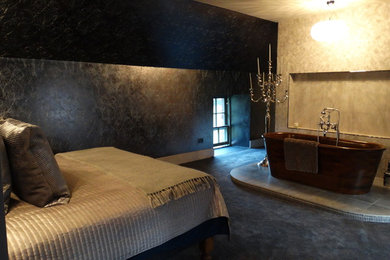 Стильный дизайн: большая хозяйская спальня в современном стиле с ковровым покрытием - последний тренд