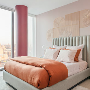 Foto di una camera matrimoniale minimal di medie dimensioni con pareti rosa, parquet chiaro e pavimento beige