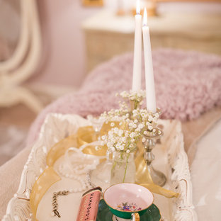 Foto di una camera matrimoniale shabby-chic style di medie dimensioni con pareti rosa, moquette, camino classico e cornice del camino in legno