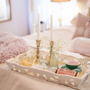 Mittelgroßes Shabby-Style Hauptschlafzimmer mit rosa Wandfarbe, Teppichboden, Kamin und Kaminumrandung aus Holz in Sonstige