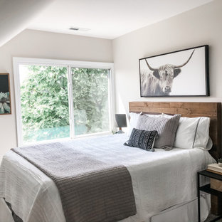 Imagen de habitación de invitados industrial, pequeña, con paredes grises y suelo laminado