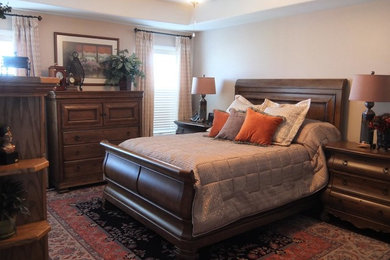 Example of a classic bedroom design in Cleveland