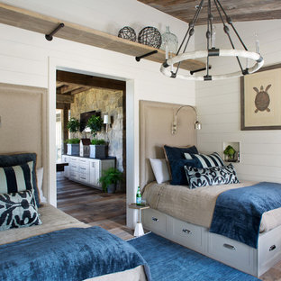 Diseño de habitación de invitados de estilo de casa de campo, de tamaño medio, sin chimenea, con paredes blancas, suelo de madera oscura y suelo marrón