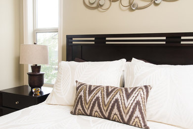 Пример оригинального дизайна: хозяйская спальня среднего размера в современном стиле с бежевыми стенами и ковровым покрытием