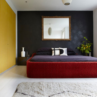 Modelo de dormitorio ecléctico, de tamaño medio, con paredes blancas, suelo de madera clara y suelo blanco