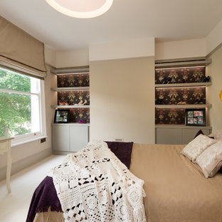 Diseño de dormitorio principal, vintage, de tamaño medio, sin chimenea, con paredes beige y suelo de madera pintada
