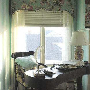 Foto de dormitorio principal, tradicional, grande, con paredes azules, suelo de madera oscura, chimenea tradicional y marco de chimenea de piedra