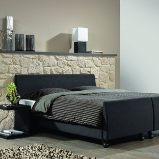 Ejemplo de dormitorio principal, mediterráneo, pequeño, con paredes amarillas y suelo de madera clara