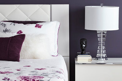 Bedroom - contemporary bedroom idea in Toronto