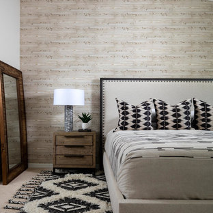 Imagen de dormitorio principal, campestre, de tamaño medio, con paredes beige, moqueta y suelo negro