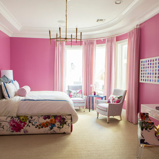 Großes Klassisches Schlafzimmer ohne Kamin mit rosa Wandfarbe, Teppichboden und beigem Boden in Phoenix