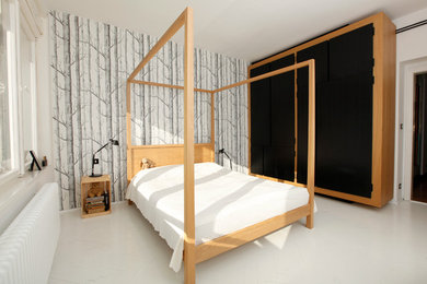 Cette photo montre une chambre tendance avec un mur multicolore et un sol blanc.
