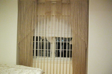 Modelo de dormitorio tradicional de tamaño medio con paredes blancas