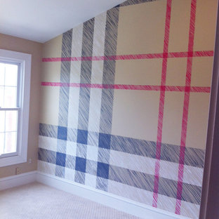 Foto de habitación de invitados contemporánea, de tamaño medio, sin chimenea, con paredes multicolor y moqueta