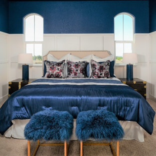 Diseño de dormitorio principal, tradicional renovado, pequeño, sin chimenea, con paredes azules, moqueta y suelo beige