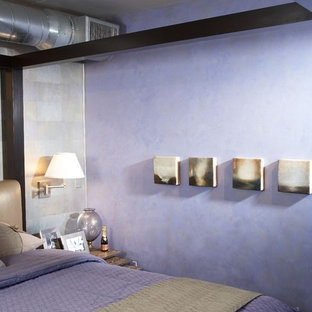 Diseño de dormitorio tipo loft, industrial, pequeño, con paredes púrpuras