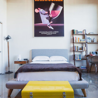 Foto di una camera da letto industriale con pareti bianche