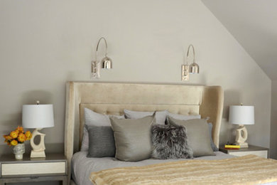 Ejemplo de dormitorio tipo loft bohemio de tamaño medio sin chimenea con paredes beige y moqueta