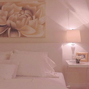 Diseño de dormitorio principal, clásico, grande, con paredes blancas, suelo de madera en tonos medios y suelo amarillo