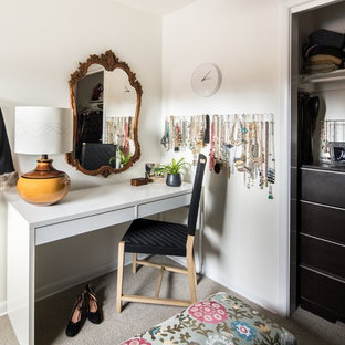 Cette image montre une chambre avec moquette vintage avec un mur blanc.