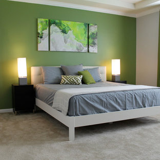 Modelo de dormitorio principal, minimalista, grande, con paredes verdes y moqueta