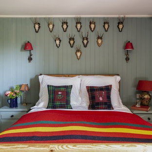 Diseño de dormitorio rural, pequeño, con paredes verdes