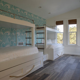 Modelo de habitación de invitados vintage, de tamaño medio, con paredes multicolor, suelo de baldosas de cerámica y suelo marrón