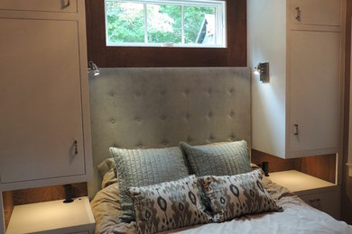 シャーロットにある中くらいなラスティックスタイルのおしゃれな客用寝室 (茶色い壁、濃色無垢フローリング、暖炉なし) のインテリア