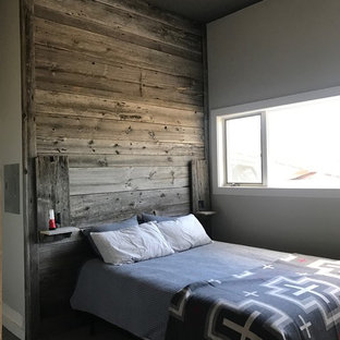 Foto de habitación de invitados rural, de tamaño medio, con paredes grises, moqueta y suelo gris
