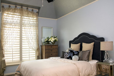 Bedroom - mid-sized transitional master carpeted bedroom idea in Dallas with blue walls and no fireplace