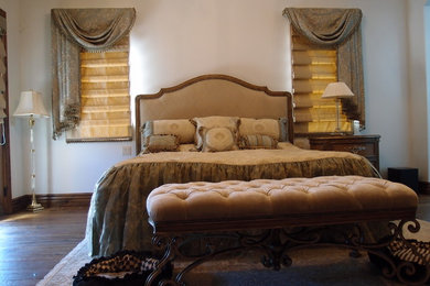 フェニックスにあるサンタフェスタイルのおしゃれな主寝室 (ベージュの壁) のインテリア