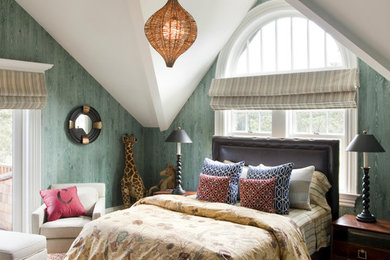 ボストンにあるコンテンポラリースタイルのおしゃれな寝室 (緑の壁、勾配天井)