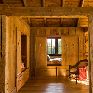 Foto de dormitorio tipo loft, rural, pequeño