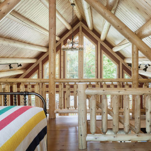 Foto de dormitorio tipo loft, rural, de tamaño medio, con paredes rojas y suelo de madera en tonos medios