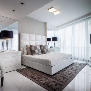 Ejemplo de dormitorio principal, contemporáneo, de tamaño medio, sin chimenea, con paredes blancas, suelo de baldosas de porcelana y suelo blanco