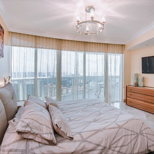 Foto de habitación de invitados actual, pequeña, sin chimenea, con paredes beige y suelo de mármol