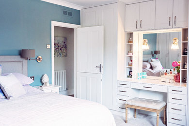 他の地域にあるカントリー風のおしゃれな客用寝室 (青い壁、カーペット敷き、ベージュの床) のレイアウト