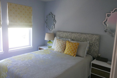 シアトルにある中くらいなトラディショナルスタイルのおしゃれな客用寝室 (グレーの壁、暖炉なし) のインテリア