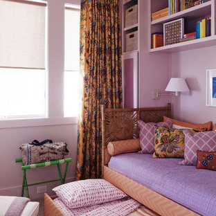 Modelo de habitación de invitados marinera, grande, con paredes blancas y moqueta