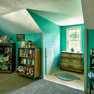 Modelo de dormitorio principal, bohemio, de tamaño medio, con paredes azules y suelo de madera clara