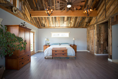 シアトルにある中くらいなラスティックスタイルのおしゃれな客用寝室 (グレーの壁、濃色無垢フローリング、暖炉なし、茶色い床)