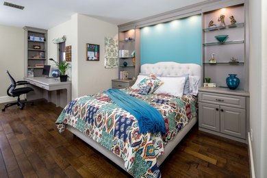 サンフランシスコにある中くらいなトランジショナルスタイルのおしゃれな客用寝室 (白い壁、濃色無垢フローリング、暖炉なし、グレーとクリーム色)