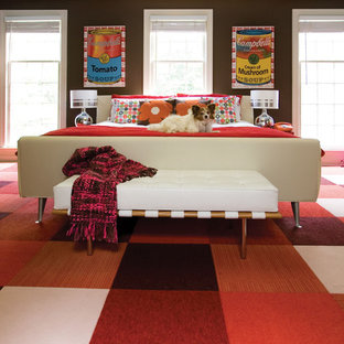 Aménagement d'une chambre avec moquette contemporaine avec un mur marron et un sol rouge.